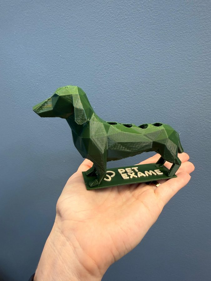 Porta tubos de coleta em formato de cachorro com logo Pet Exame