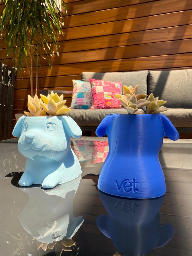 Vasos decorativos em formato de cachorro com suculentas