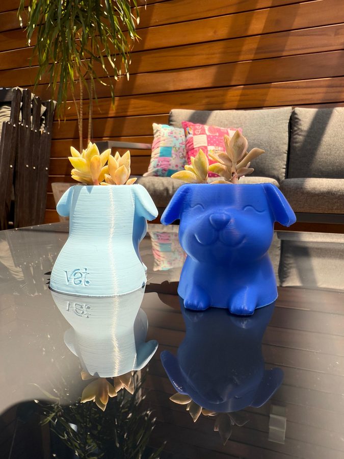 Vasos decorativos em formato de cachorro com suculentas - vista frontal